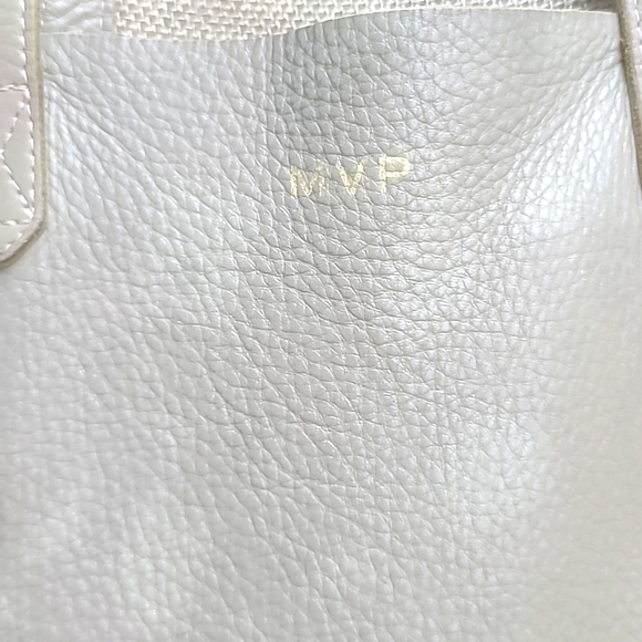 Cuyana taupe peppbled leather large tote. Gently worn condition - Picture 2 of 11